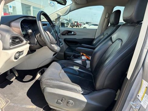 Used 2017 Chrysler Pacifica Touring-L w/ Tire & Wheel Group FWD image 18