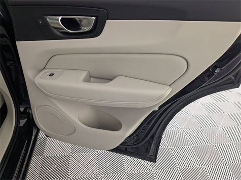 Used 2022 Volvo XC60 B5 Momentum image 31