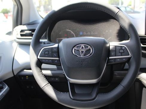 Certified 2026 Toyota Sienna XLE FWD image 21