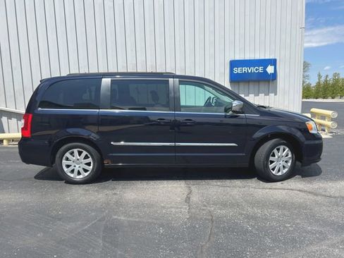 Used 2011 Chrysler Town & Country Touring-L w/ Entertainment Group #2 FWD image 10