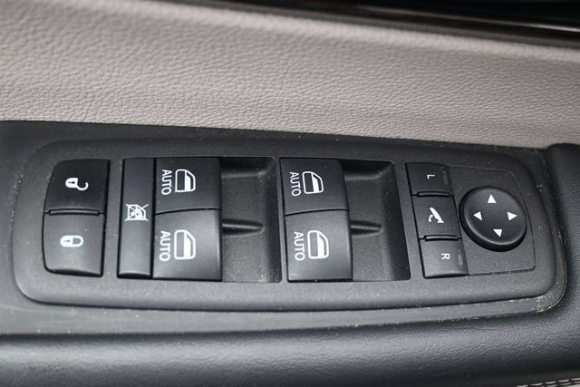 Used 2023 Chrysler Pacifica Limited FWD image 7