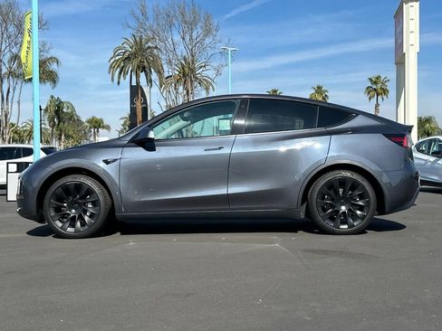 Used 2021 Tesla Model Y Standard Range image 7