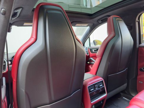 Used 2020 Porsche Cayenne Turbo image 39