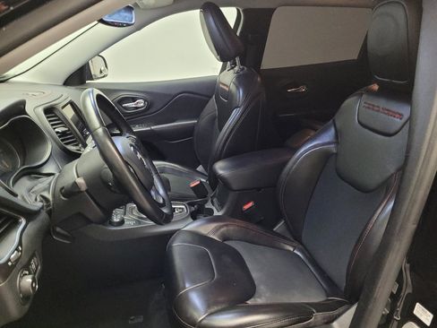 Used 2019 Jeep Cherokee Trailhawk AWD/4WD image 17