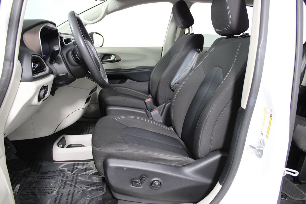 Used 2023 Chrysler Voyager LX FWD image 7
