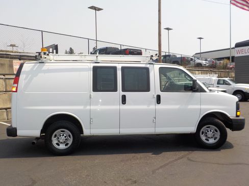 Used 2016 Chevrolet Express 2500 RWD image 2