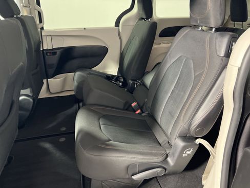 Used 2019 Chrysler Pacifica Touring Plus w/ Tire & Wheel Group FWD image 26