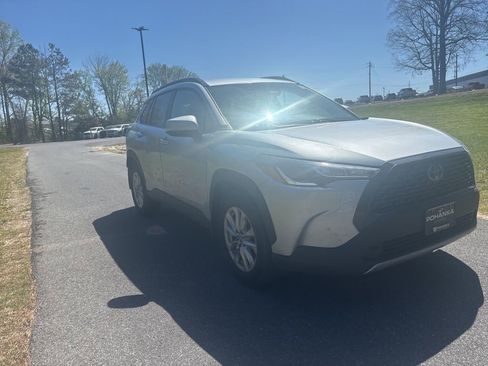 Used 2023 Toyota Corolla Cross LE image 3