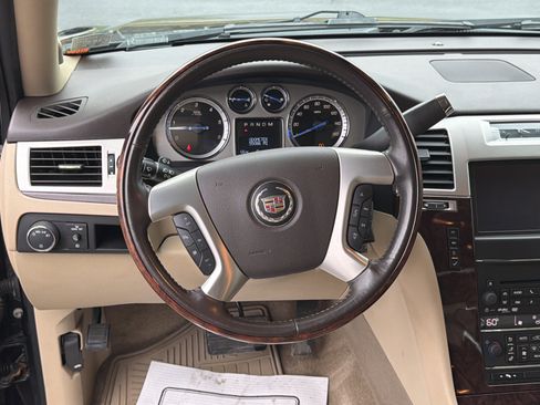 Used 2013 Cadillac Escalade Premium image 18