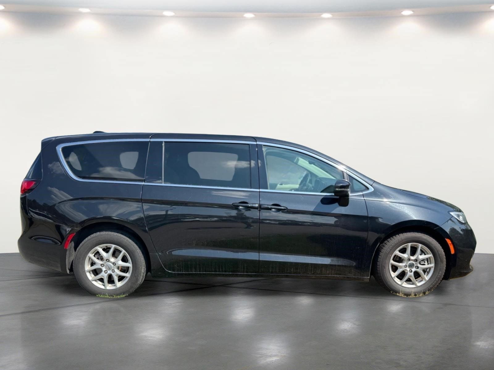 Used 2023 Chrysler Pacifica Touring-L FWD image 12