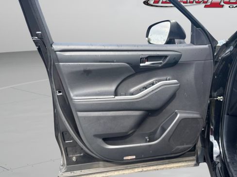 Used 2024 Toyota Highlander XLE FWD image 19