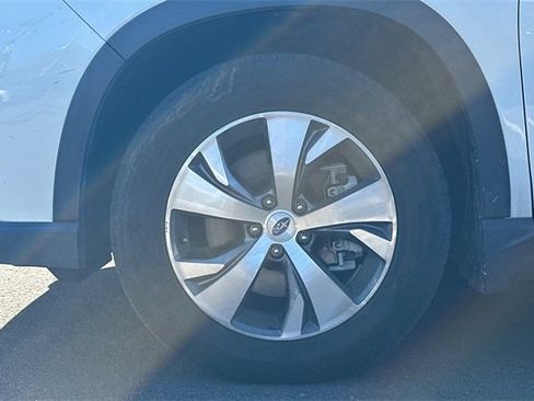 Used 2023 Subaru Ascent Premium w/ Convenience Package image 6