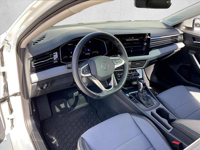Used 2025 Volkswagen Jetta SE FWD image 13