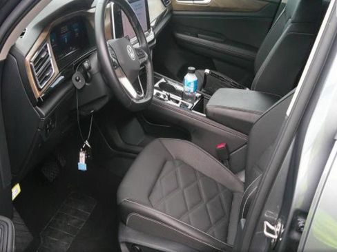 Used 2025 Volkswagen Atlas SE AWD/4WD image 6