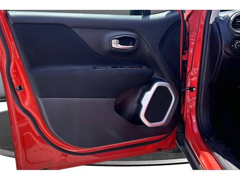 Used 2021 Jeep Renegade Latitude FWD image 31