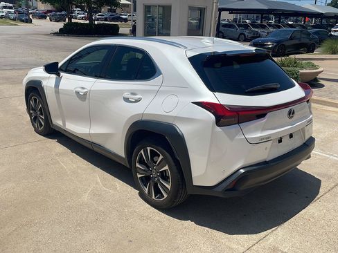 Used 2019 Lexus UX 200 w/ Premium Package FWD image 4