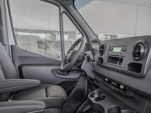 Used 2025 Mercedes-Benz Sprinter 2500 image 18