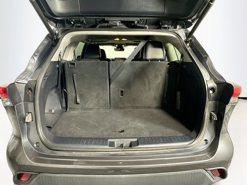 Used 2021 Toyota Highlander XLE image 32
