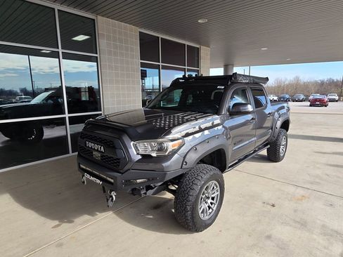 Used 2020 Toyota Tacoma TRD Off-Road image 11