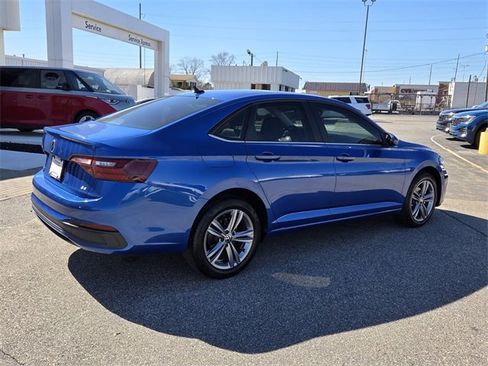 Used 2024 Volkswagen Jetta SE w/ Panoramic Sunroof Package image 14