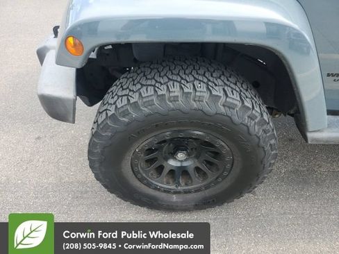Used 2014 Jeep Wrangler Unlimited Sahara w/ Dual Top Group AWD/4WD image 18