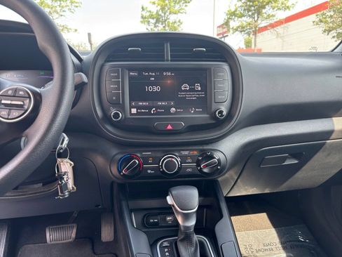Used 2025 Kia Soul LX w/ LX Technology Package FWD image 16