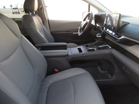 Used 2024 Toyota Sienna XLE image 9