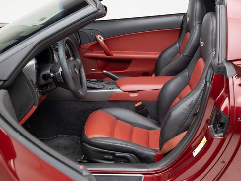 Used 2007 Chevrolet Corvette Coupe w/ Preferred Equipment Group RWD image 8