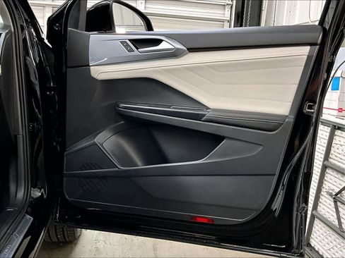 Used 2025 Volkswagen Taos SEL image 27