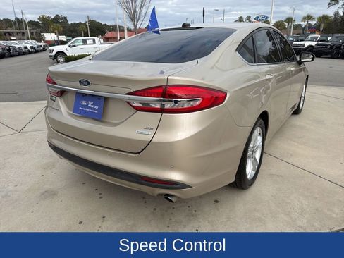 Used 2018 Ford Fusion SE w/ Fusion SE Technology Package image 8