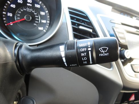 Used 2014 Hyundai Elantra SE w/ Option Group 02 FWD image 19