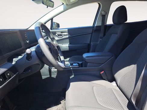 Used 2025 Kia Sportage LX image 9