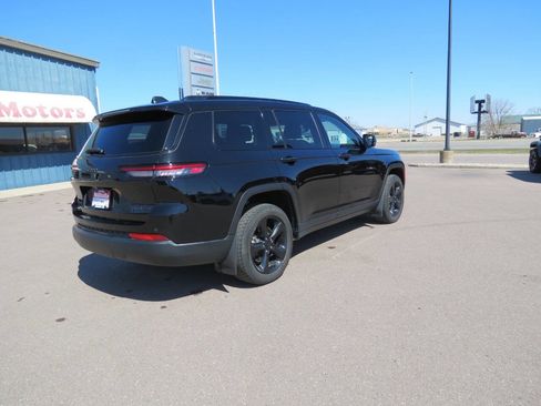 Used 2023 Jeep Grand Cherokee L Limited w/ Black Appearance Package image 5
