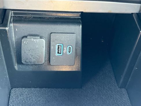 Used 2024 Ford Explorer XLT w/ Equipment Group 202A AWD/4WD image 31