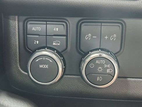 Used 2025 GMC Yukon XL Denali AWD/4WD image 27