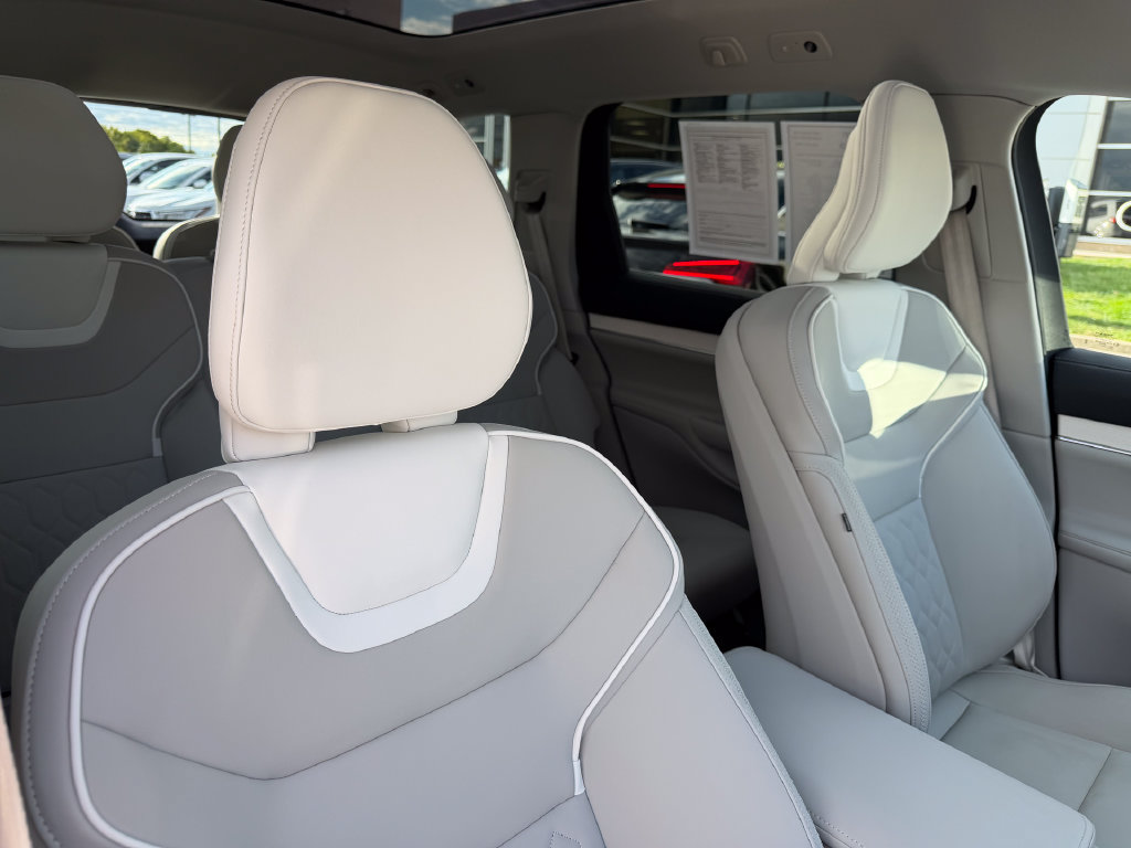 Certified 2025 Volvo EX90 Plus AWD/4WD image 16