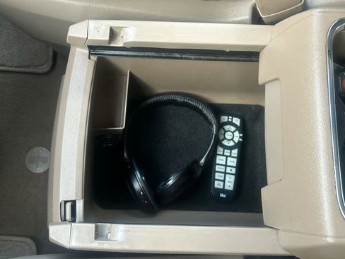 Used 2015 Chrysler Town & Country Touring w/ Driver Convenience Group image 38