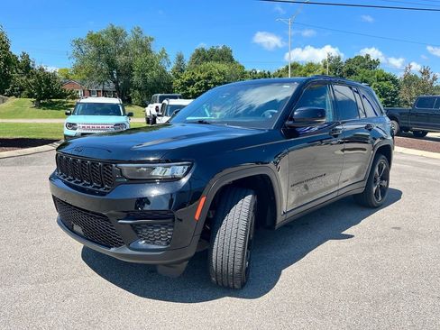 Used 2025 Jeep Grand Cherokee Altitude AWD/4WD image 3