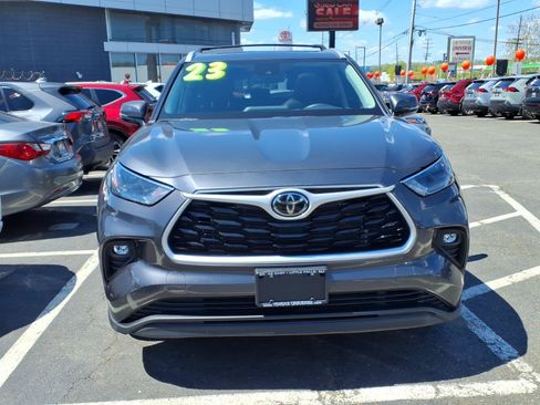 Used 2023 Toyota Highlander XLE AWD/4WD image 2