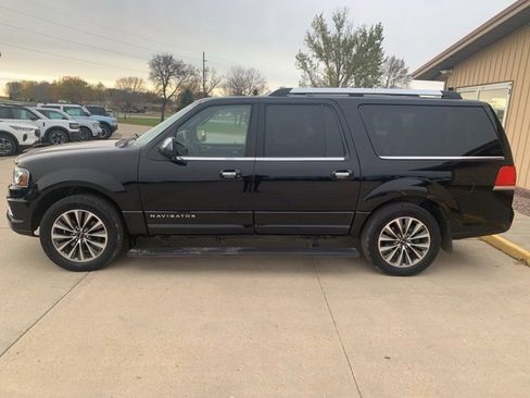 Used 2016 Lincoln Navigator L Select image 4