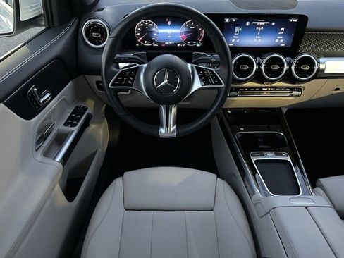 Used 2025 Mercedes-Benz GLB 250 4MATIC image 12
