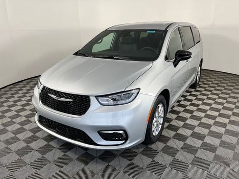 New 2026 Chrysler Pacifica Select image 2