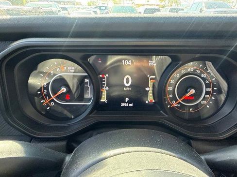 Used 2025 Jeep Gladiator Mojave w/ Convenience Group AWD/4WD image 8