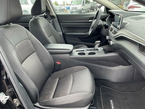 Used 2025 Nissan Altima 2.5 SV FWD image 19