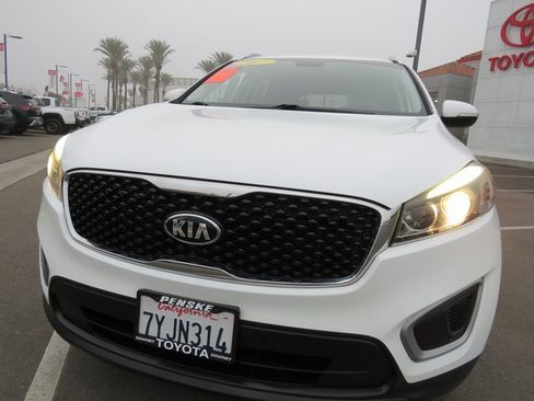 Used 2017 Kia Sorento LX w/ LX Convenience Package image 5