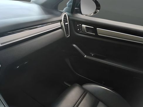 Used 2023 Porsche Cayenne Platinum Edition w/ Towing Package w/o Tow Ball AWD/4WD image 16