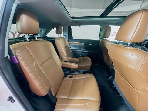 Used 2017 Toyota Highlander Limited Platinum image 31