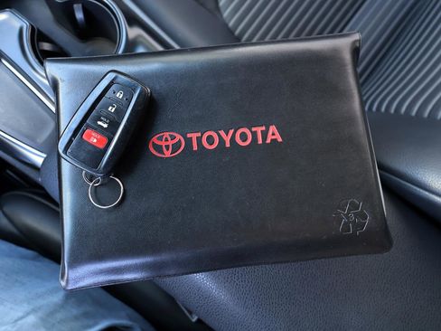 Used 2018 Toyota Camry SE w/ Convenience Package FWD image 28