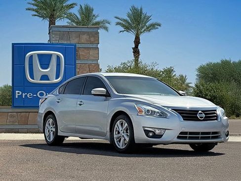 Used 2015 Nissan Altima 2.5 SV w/ Convenience Package FWD image 3