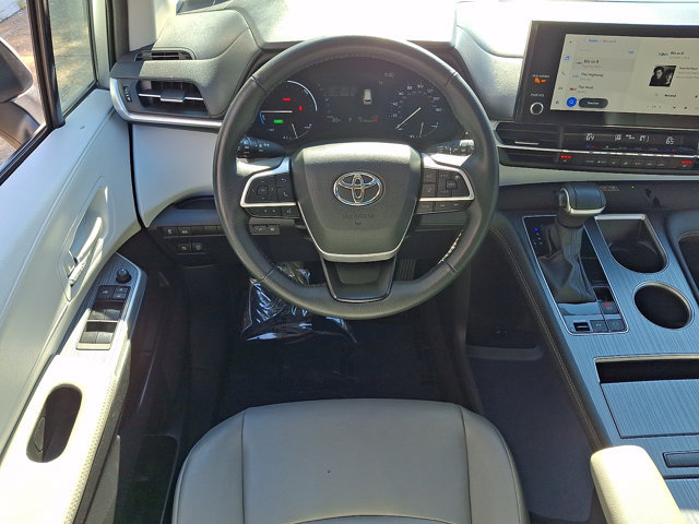 Certified 2025 Toyota Sienna XLE FWD image 14